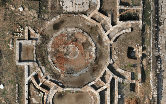 πολυγωνικό κτήριο